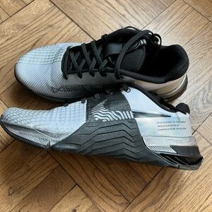 Nike sneakers - excellent condition like brand new.